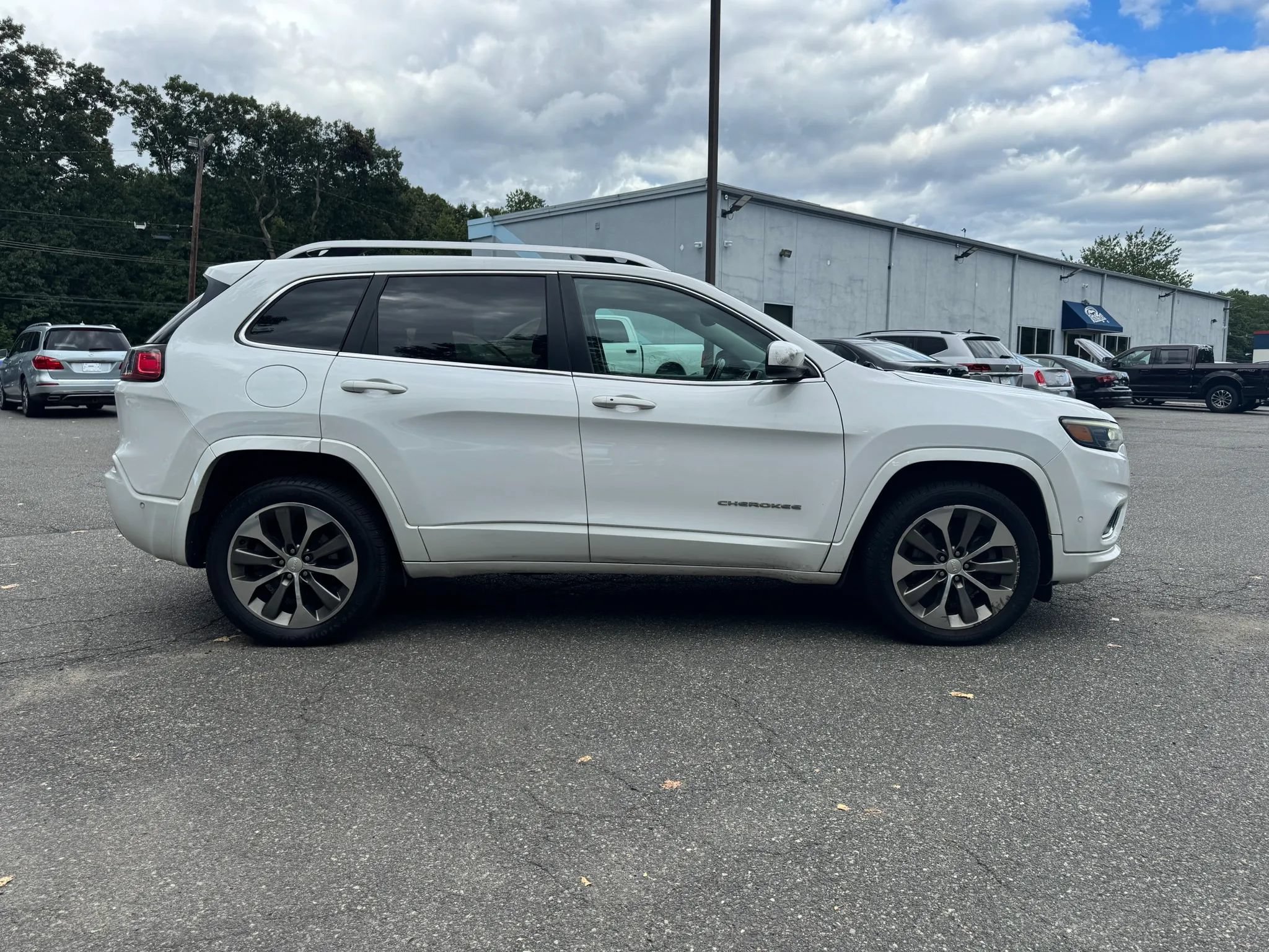 Used 2019 Jeep Cherokee Overland w/ Technology Group AWD/4WD image 6