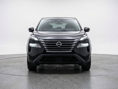 Used 2025 Nissan Rogue SV image 2