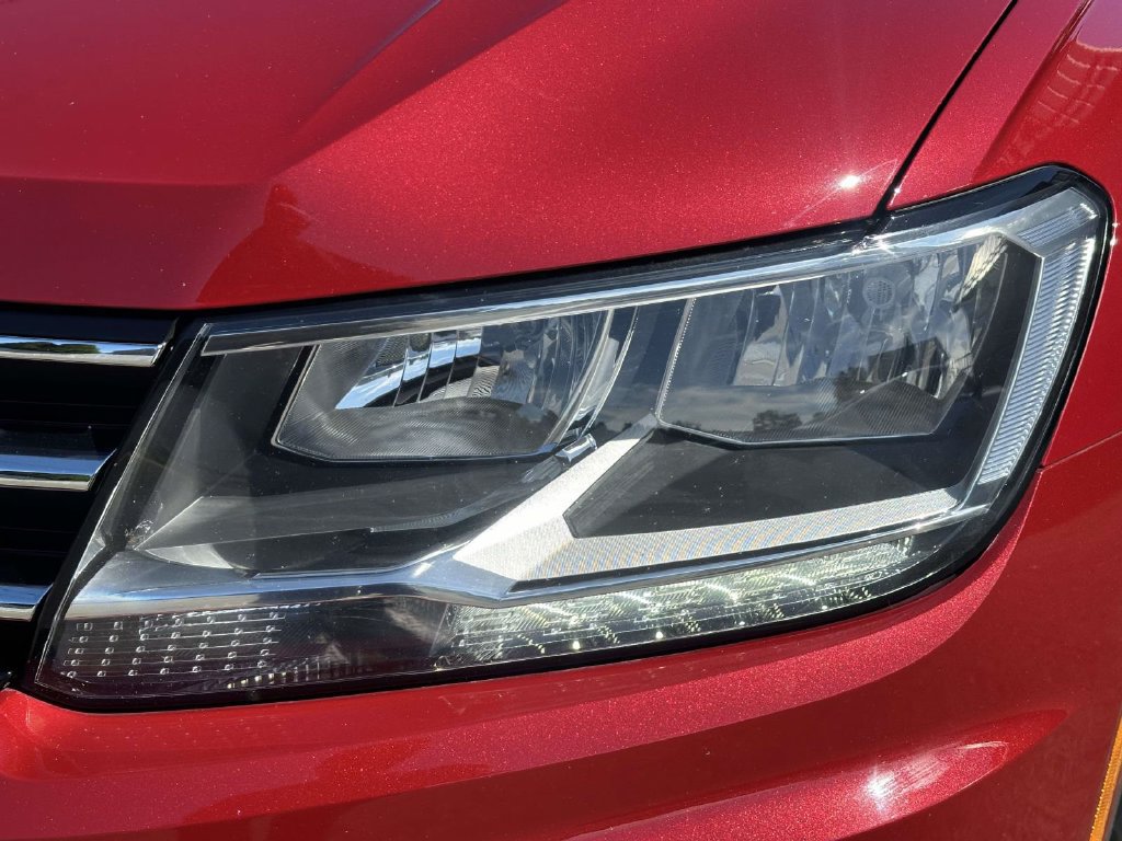 Used 2018 Volkswagen Tiguan SE w/ Panoramic Sunroof Package AWD/4WD image 9