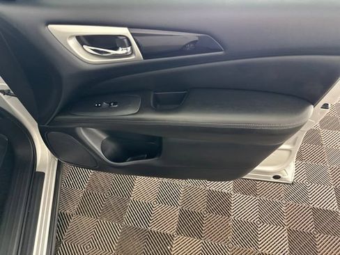 Used 2019 Nissan Pathfinder SV AWD/4WD image 19