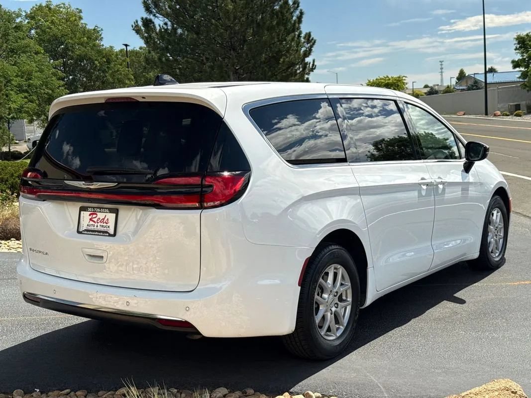 Used 2024 Chrysler Pacifica Touring-L FWD image 45