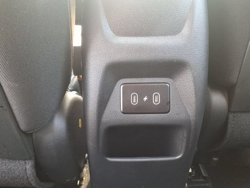 Used 2025 Hyundai Venue SEL FWD image 14
