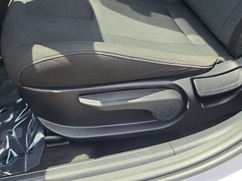 Used 2025 Hyundai Elantra SE FWD image 20