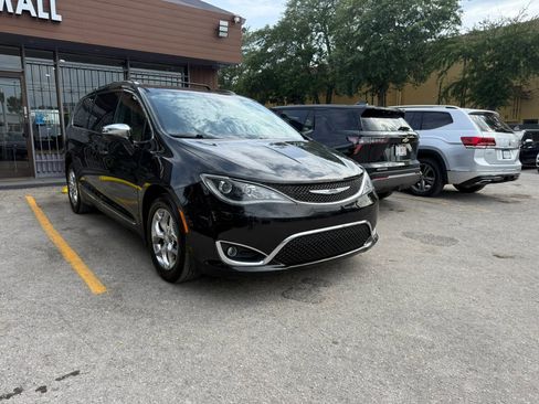 Used 2017 Chrysler Pacifica Limited w/ UConnect Theater Package FWD image 3