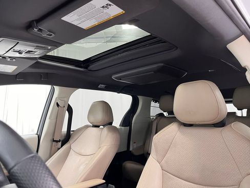Used 2021 Toyota Sienna AWD image 3