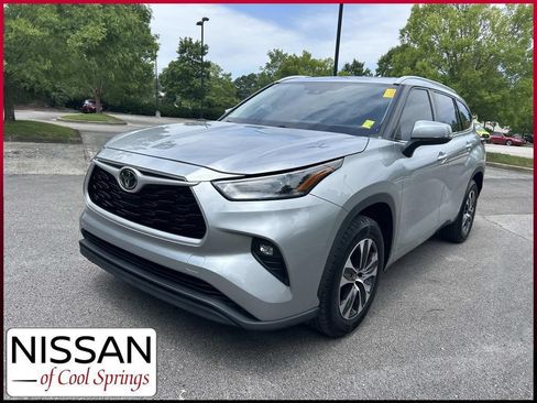 Used 2021 Toyota Highlander XLE FWD image 3