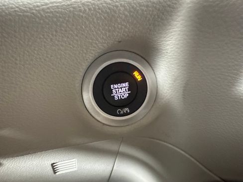 Used 2024 Chrysler Pacifica Limited FWD image 22