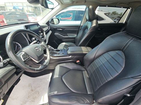 Used 2022 Toyota Highlander XLE FWD image 7