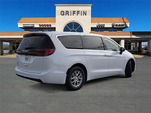 New 2026 Chrysler Pacifica Select image 4