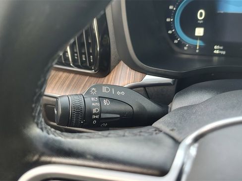 Certified 2023 Volvo XC60 B5 Plus w/ Climate Package image 18