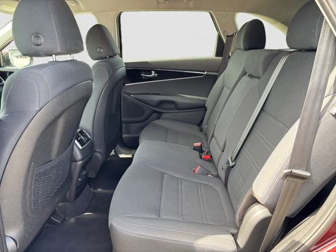 Used 2019 Kia Sorento LX w/ LX Convenience Package image 11