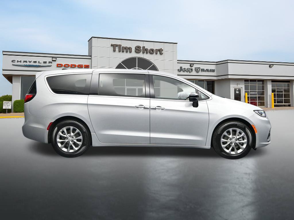 Used 2026 Chrysler Pacifica Limited FWD image 6