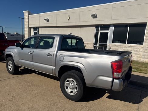 Used 2017 Toyota Tacoma SR image 6