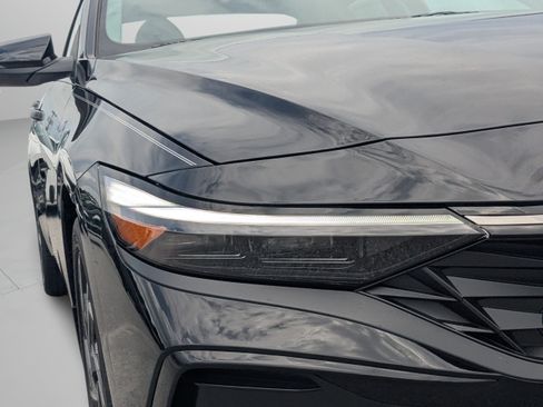 New 2026 Hyundai Elantra Limited FWD image 32