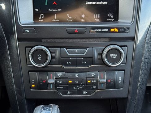 Used 2017 Ford Explorer XLT w/ Equipment Group 202A AWD/4WD image 14