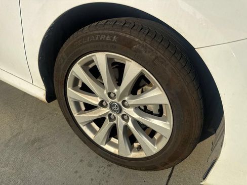 Used 2018 Toyota Camry LE FWD image 14