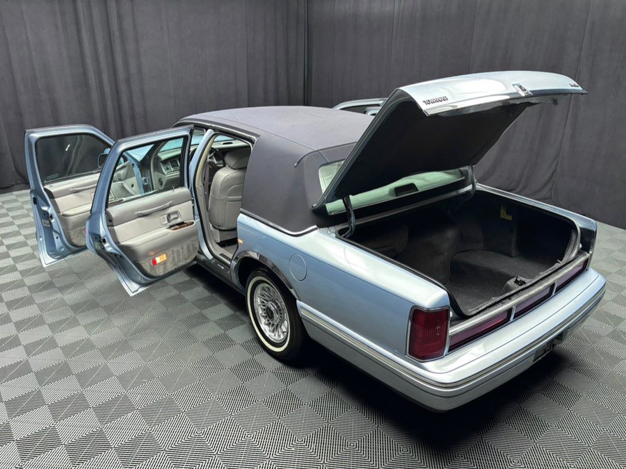 Used 1997 Lincoln Town Car Executive RWD image 21