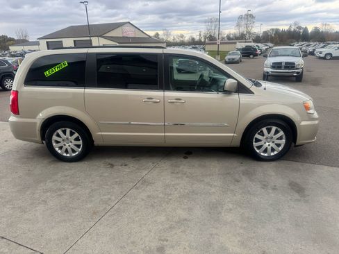 Used 2014 Chrysler Town & Country Touring image 4