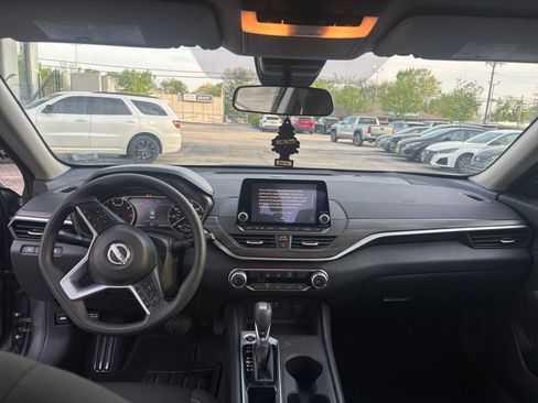 Used 2025 Nissan Altima 2.5 SV image 32