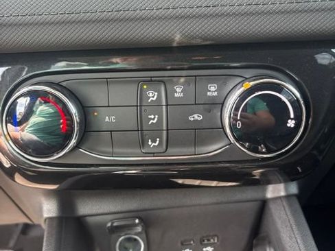 Used 2025 Chevrolet TrailBlazer LT AWD/4WD image 16