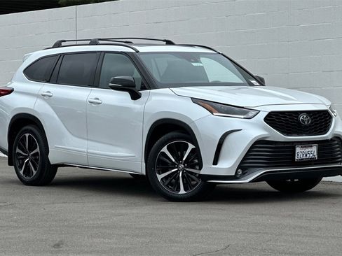 Used 2022 Toyota Highlander XSE image 2