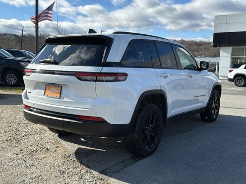 Certified 2024 Jeep Grand Cherokee Altitude image 4