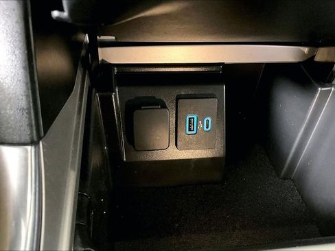 Used 2022 Ford Explorer XLT w/ Equipment Group 202A image 33