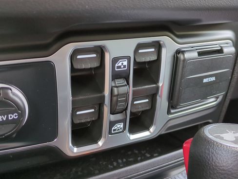 Used 2025 Jeep Wrangler Unlimited Sahara w/ Safety Group AWD/4WD image 23