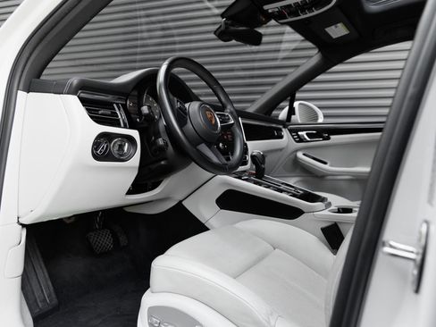 Certified 2022 Porsche Macan S AWD/4WD image 4