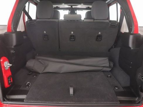 Used 2025 Jeep Wrangler Unlimited Sahara image 27