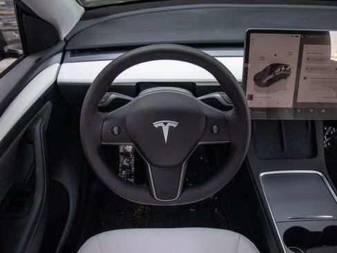 Used 2025 Tesla Model Y Long Range image 12