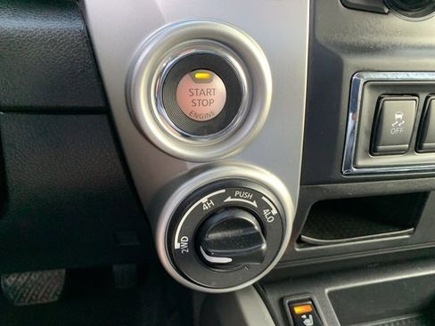 Used 2019 Nissan Titan SV w/ SV Convenience Package image 25