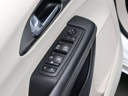 Used 2024 Chrysler Pacifica Touring-L FWD image 10