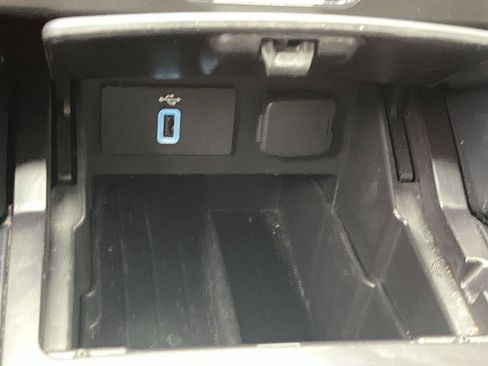 Used 2018 Ford Explorer XLT w/ Equipment Group 202A AWD/4WD image 32