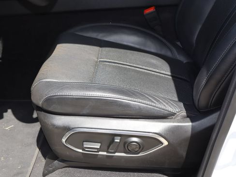 Used 2024 Jeep Wagoneer L Series II RWD image 15