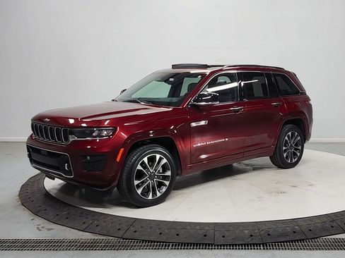 Used 2023 Jeep Grand Cherokee Overland AWD/4WD image 3