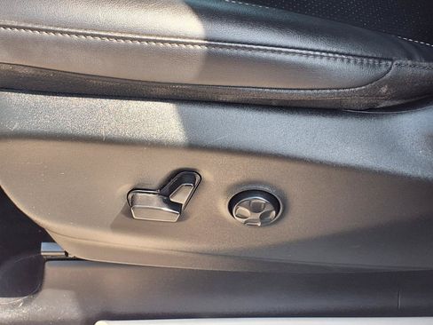 Used 2024 Chrysler Pacifica Touring-L FWD image 4