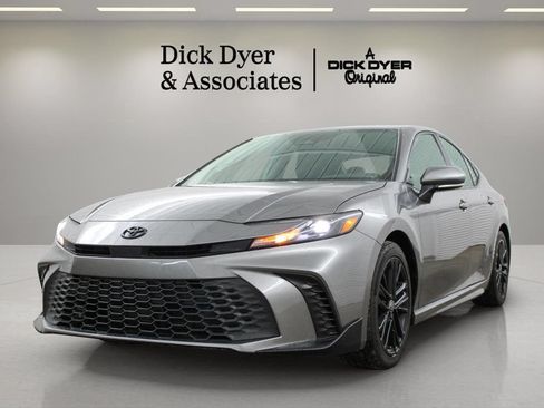 Used 2025 Toyota Camry SE w/ Multimedia Upgrade Package FWD image 5