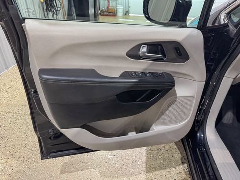 Used 2024 Chrysler Pacifica Touring-L FWD image 10