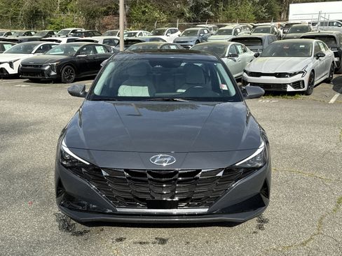 Used 2023 Hyundai Elantra Limited image 2