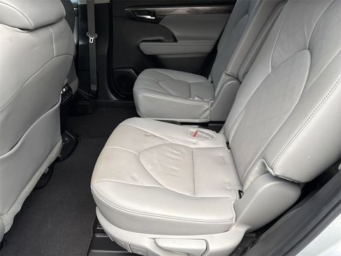 Used 2024 Toyota Highlander LE image 21