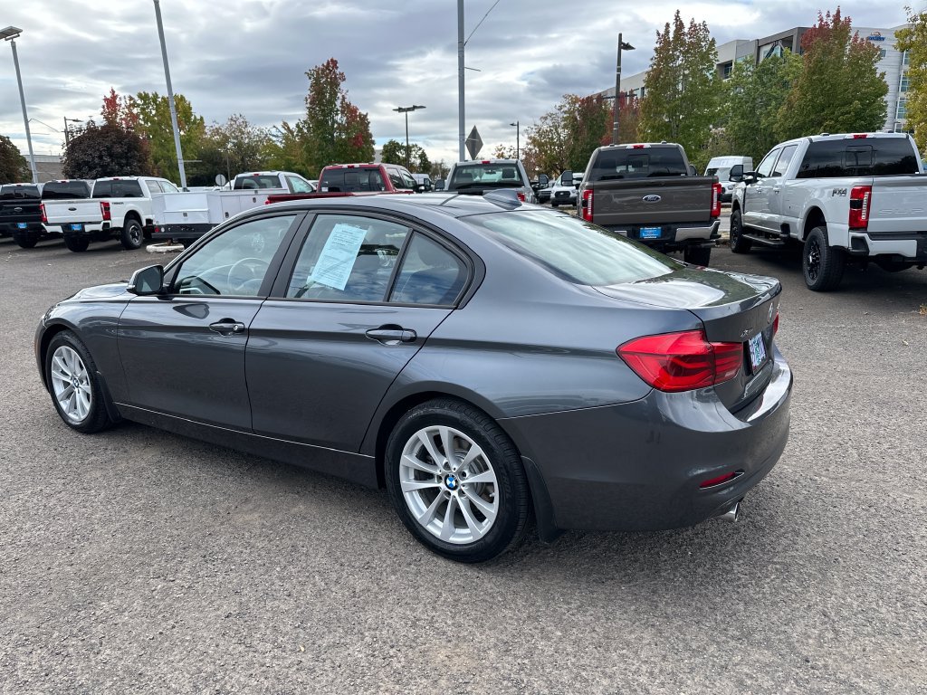 Used 2018 BMW 320i xDrive Sedan AWD/4WD image 4