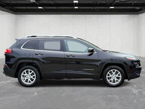 Used 2015 Jeep Cherokee Latitude w/ Cold Weather Group AWD/4WD image 6