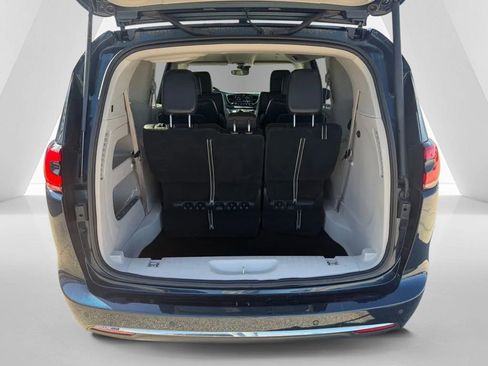 Used 2023 Chrysler Pacifica Touring-L image 36