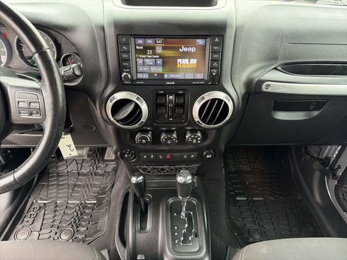 Used 2018 Jeep Wrangler Unlimited Sahara AWD/4WD image 33