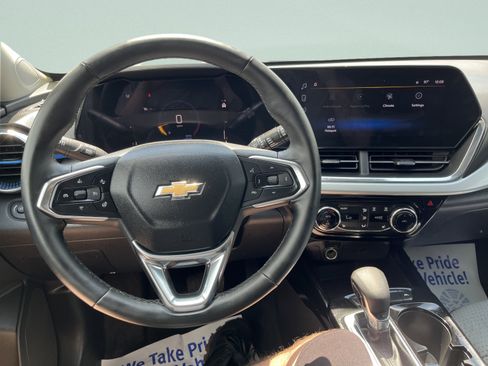 Used 2025 Chevrolet Trax LT w/ LT Convenience Package FWD image 24