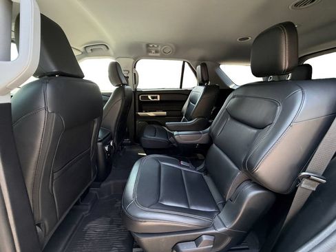 Used 2021 Ford Explorer XLT w/ Equipment Group 202A AWD/4WD image 14