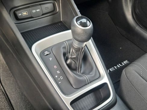 Certified 2022 Hyundai Venue SE image 28