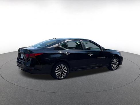 Used 2025 Nissan Altima 2.5 SV FWD image 12
