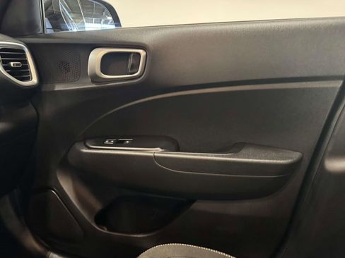 Used 2025 Hyundai Venue SEL image 30